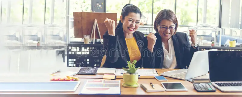 banner-feliz-sucesso-encontro-de-parceiras-negócios-trabalhando-juntas-no-escritório-da-empresa-quadro-panorâmico-do-executivo-206437027