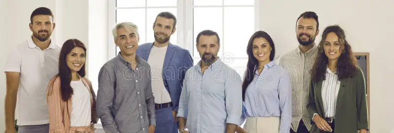 faixa-com-retrato-de-grupo-pessoas-felizes-negócios-que-estão-no-escritório-e-sorrindo-profissionais-colegas-banner-do-site-da-228853418